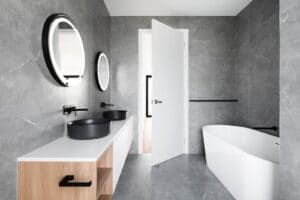 Photo d'une salle de bains avec ses meubles blanc