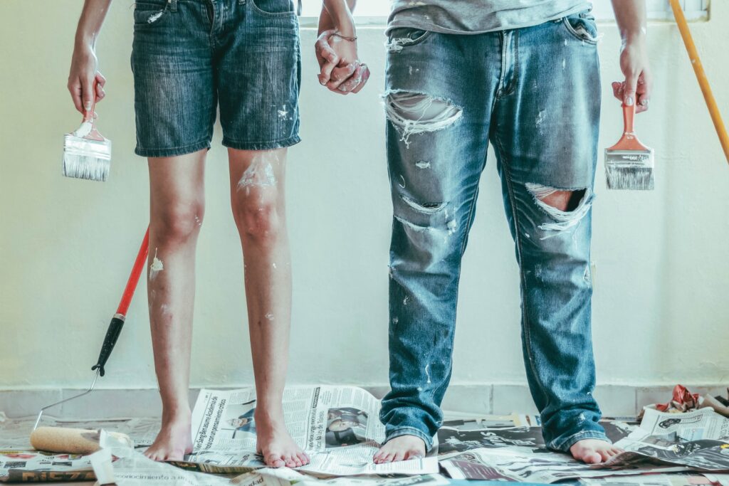 2 personnes portant des outils de peinture de salle de bains