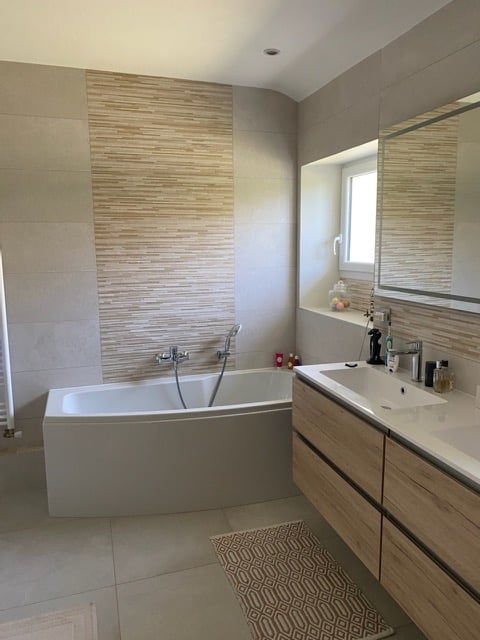 photo d'une salle de bains neuve montrant un evier et une vasque